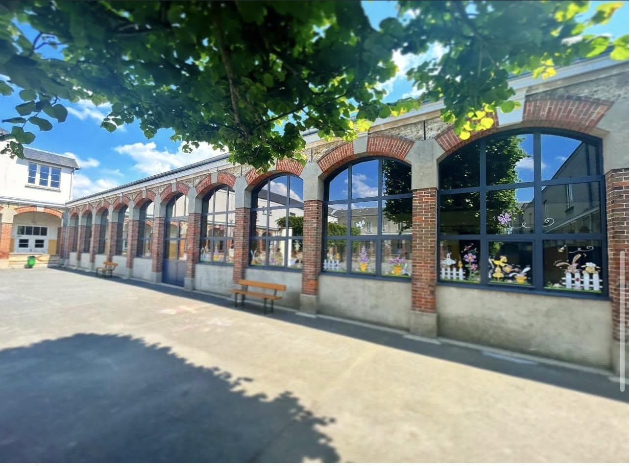 Façade brique cintrée ERP avec fenêtres aluminium anti-effraction style atelier
