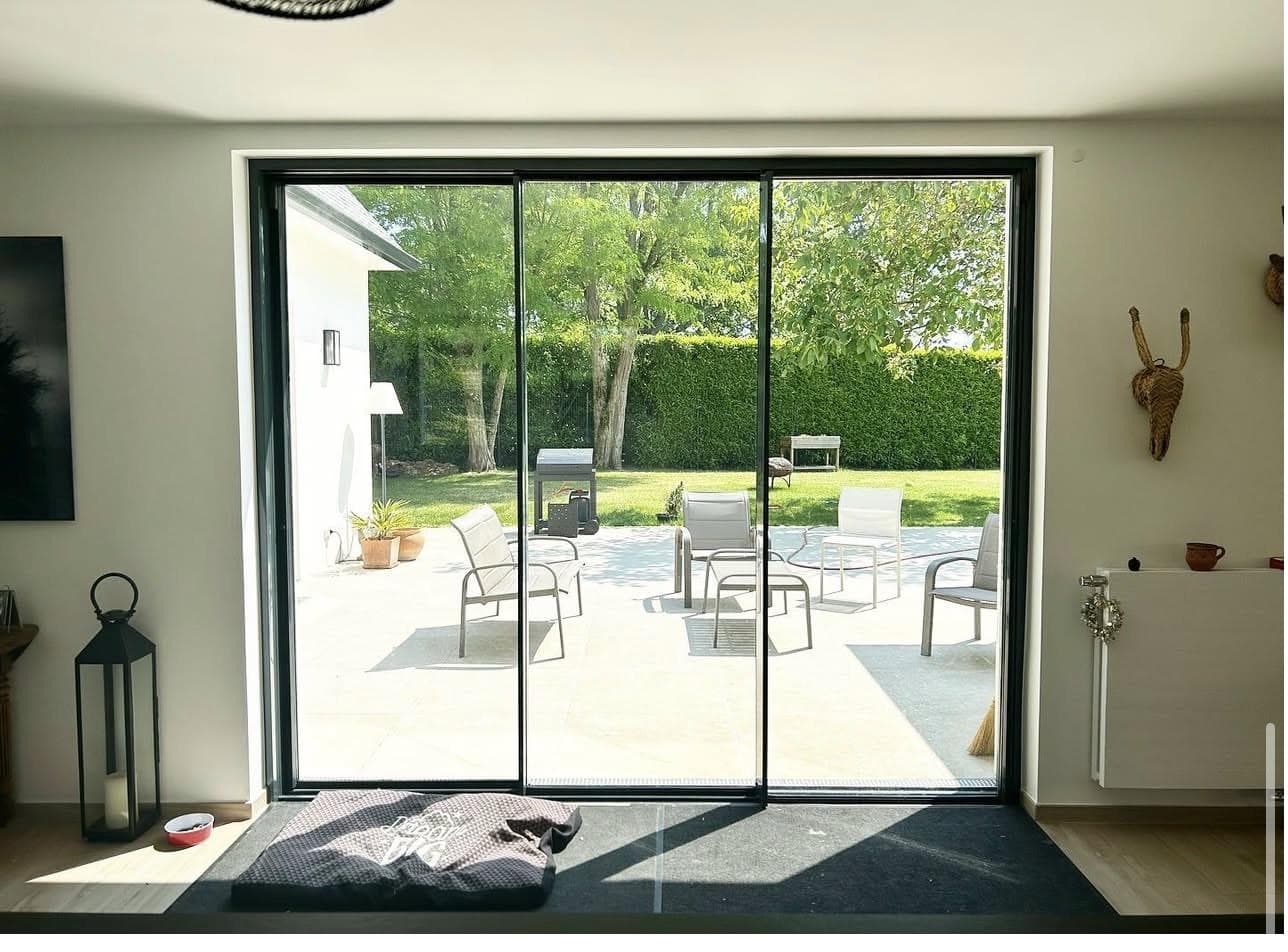 Maison contemporaine avec baie 3 vantaux