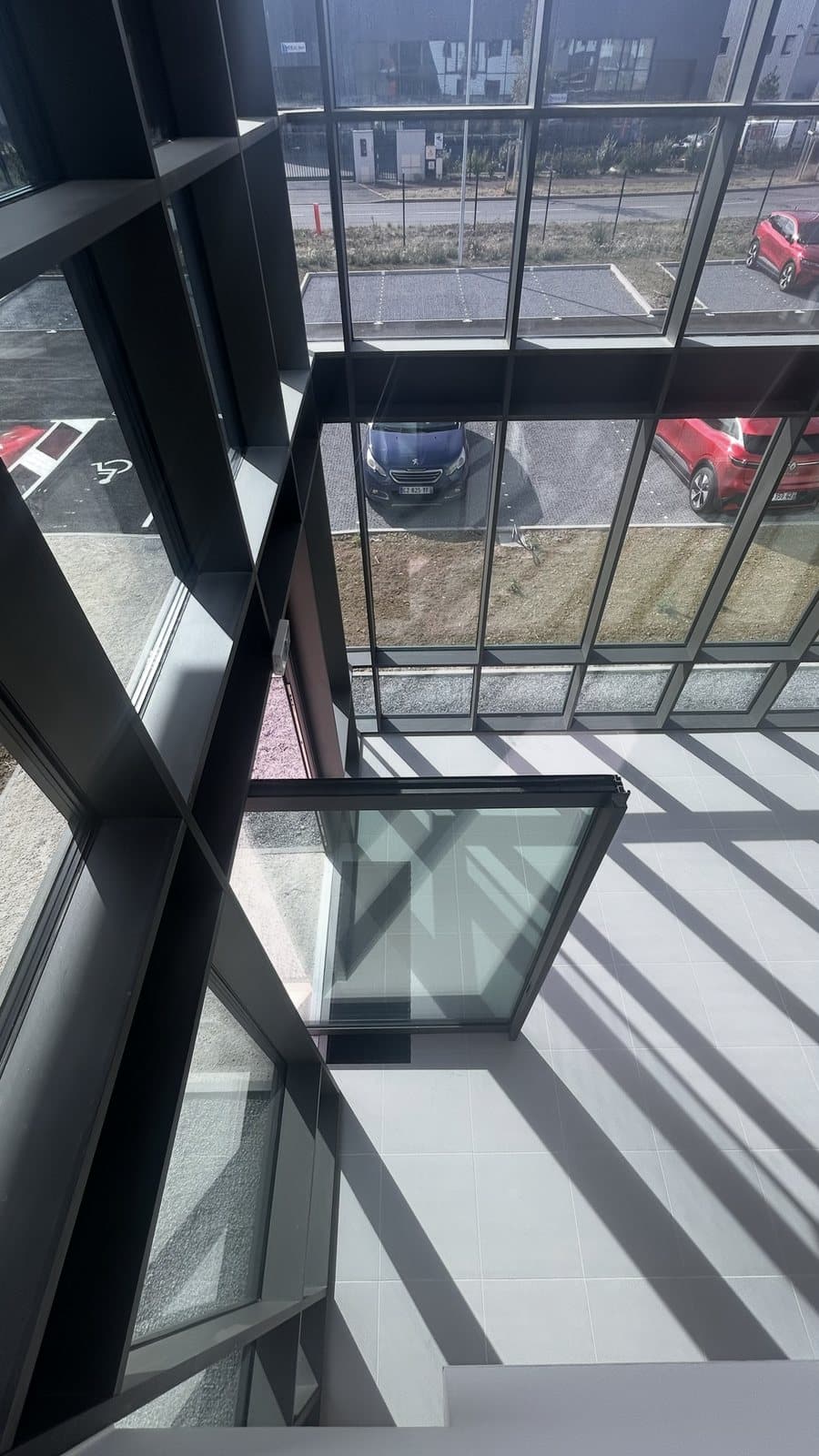 Vue plongeante sur le hall d'accueil du siège MAC