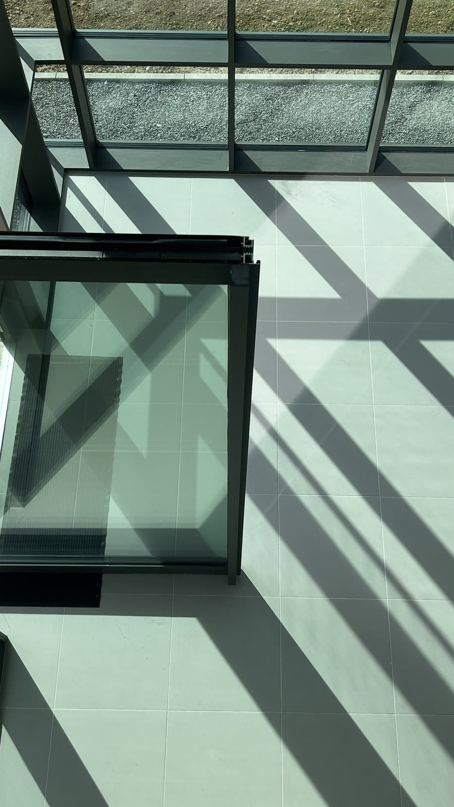 Notre siège : mur rideau SlimWall 35 et porte pivot XL — Saint-Pierre-du-Perray (91)