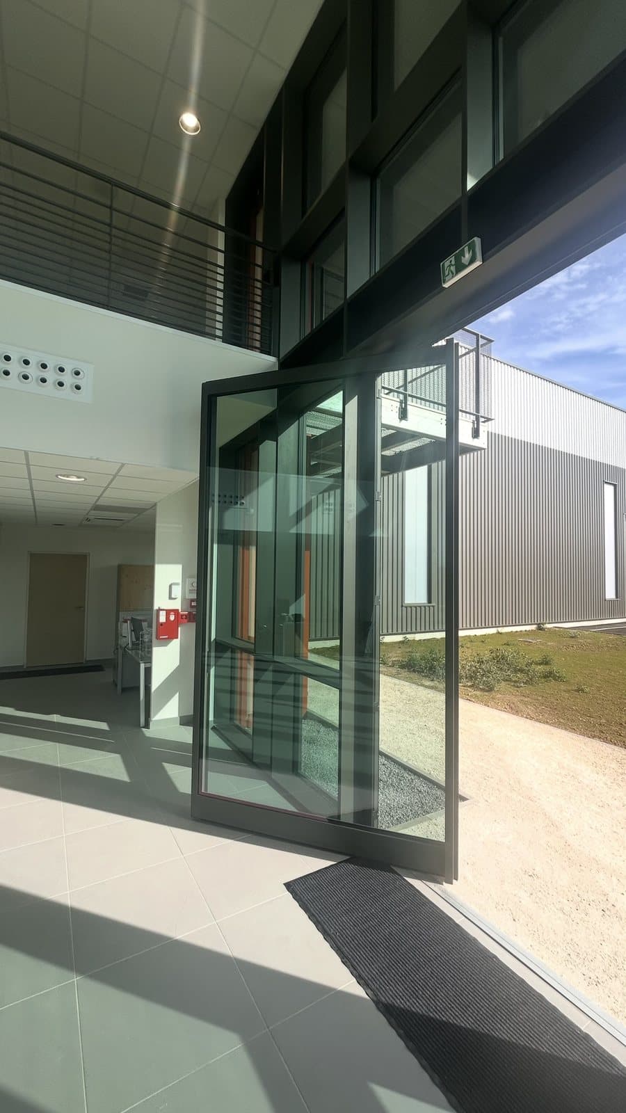 Porte Reynaers MasterLine 8 Pivot XL vue de profil, ouvrant à axe pivotant