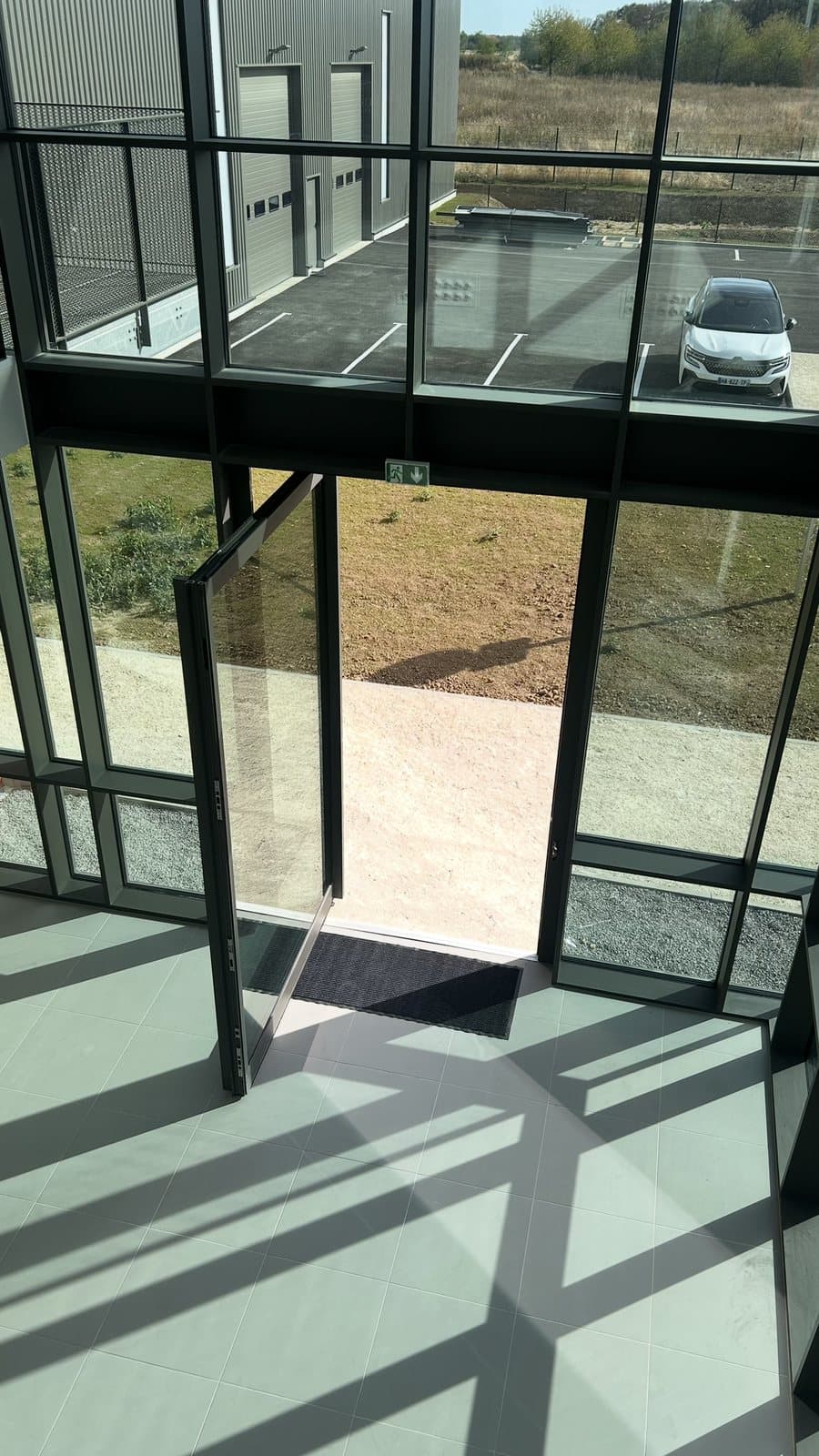 Porte pivot XL vue depuis la mezzanine du hall MAC