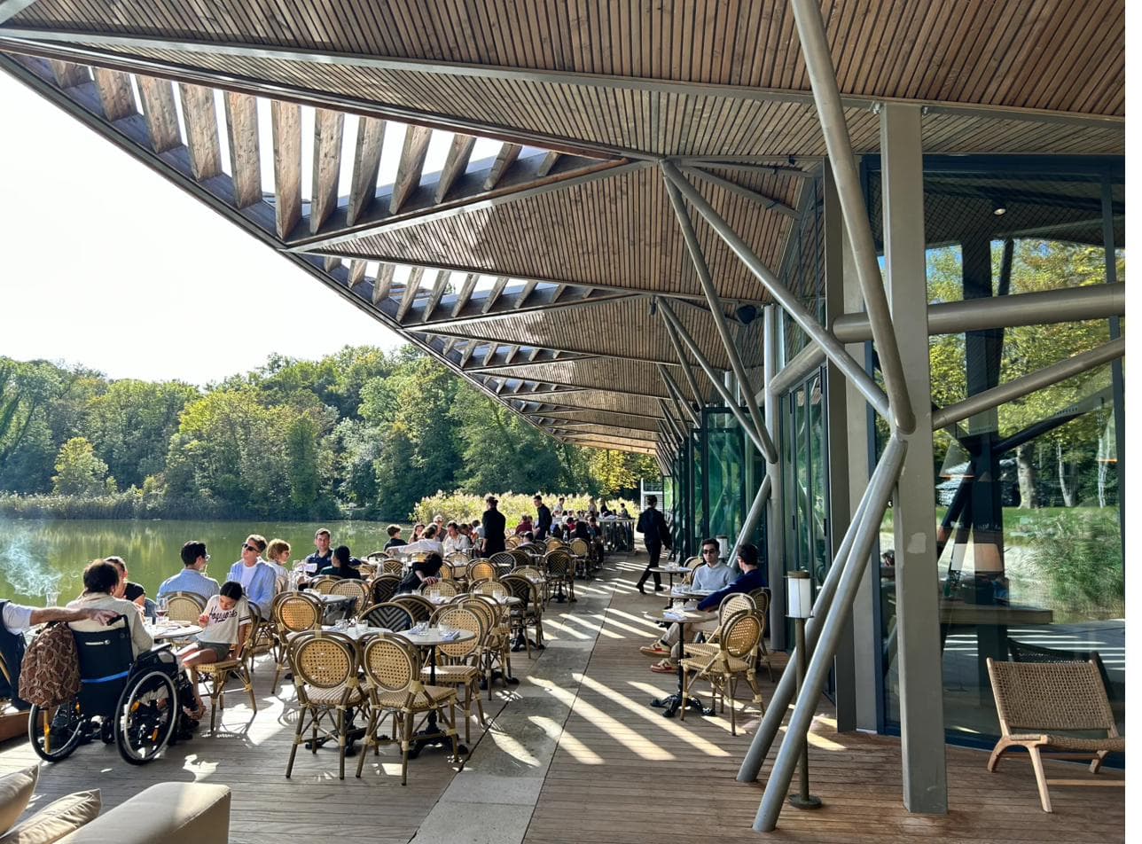 Hangar Y — terrasse couverte du restaurant