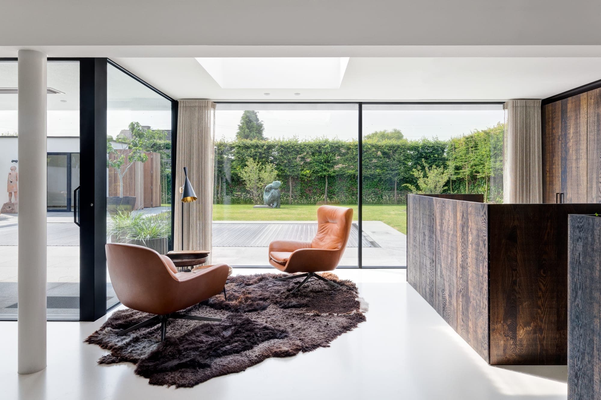 Villa privée intérieur avec coulissants HiFinity ouvrant sur jardin — anti-effraction RC2 logement standing