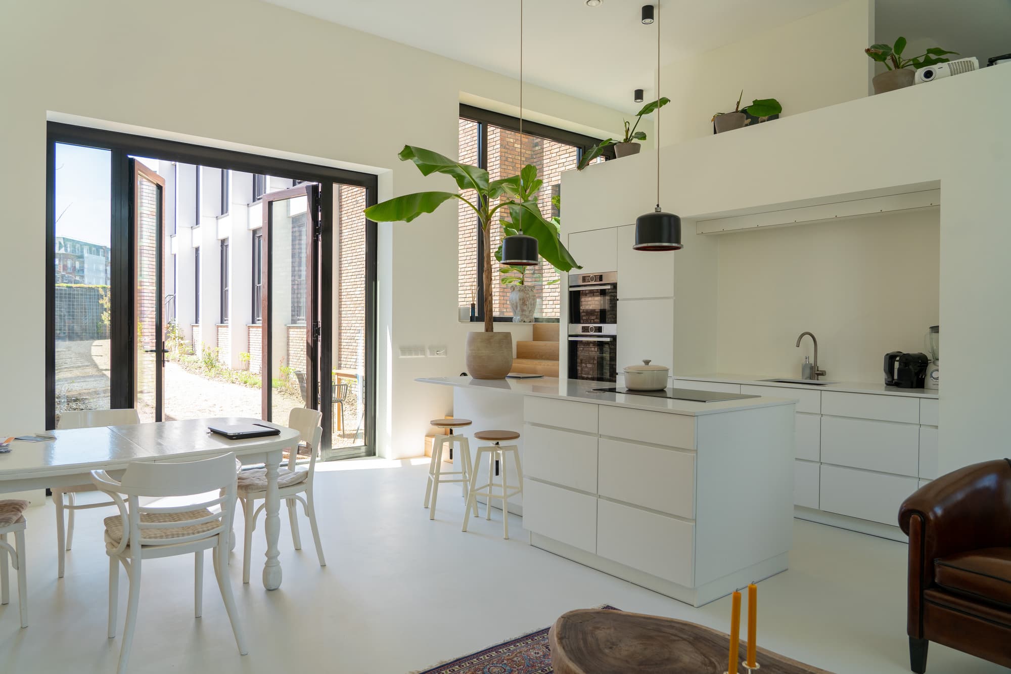 Résidence intérieure cuisine moderne avec porte-fenêtre coulissante anti-effraction RC2 — application résidentiel courant