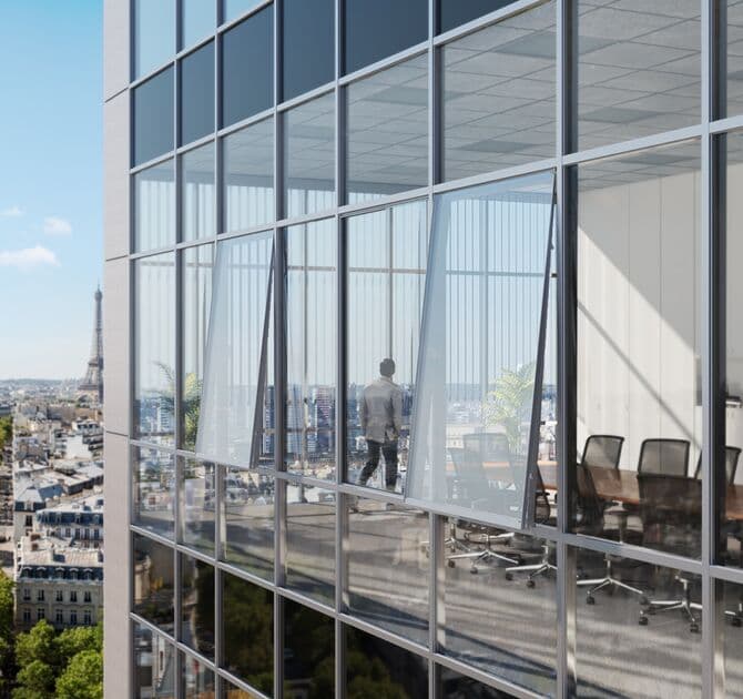 Mur-rideau Reynaers CW 50 sur une tour de bureaux parisienne, ouvrants oscillants, Tour Eiffel en arrière-plan