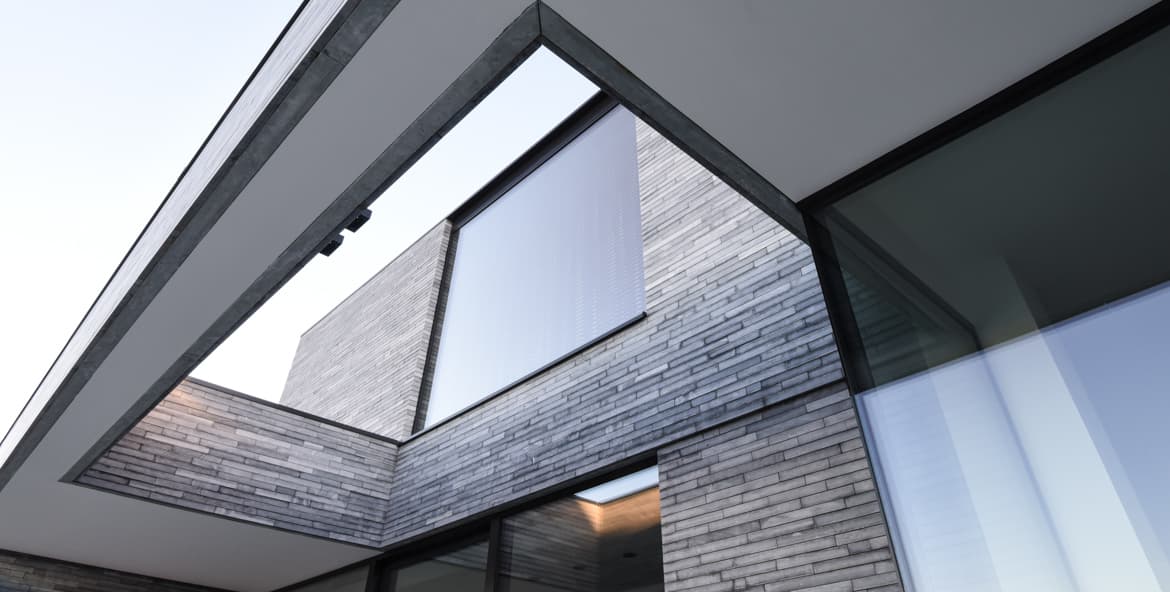 Maison individuelle équipée de fenêtres aluminium sur mesure, éligibles aux aides de rénovation énergétique