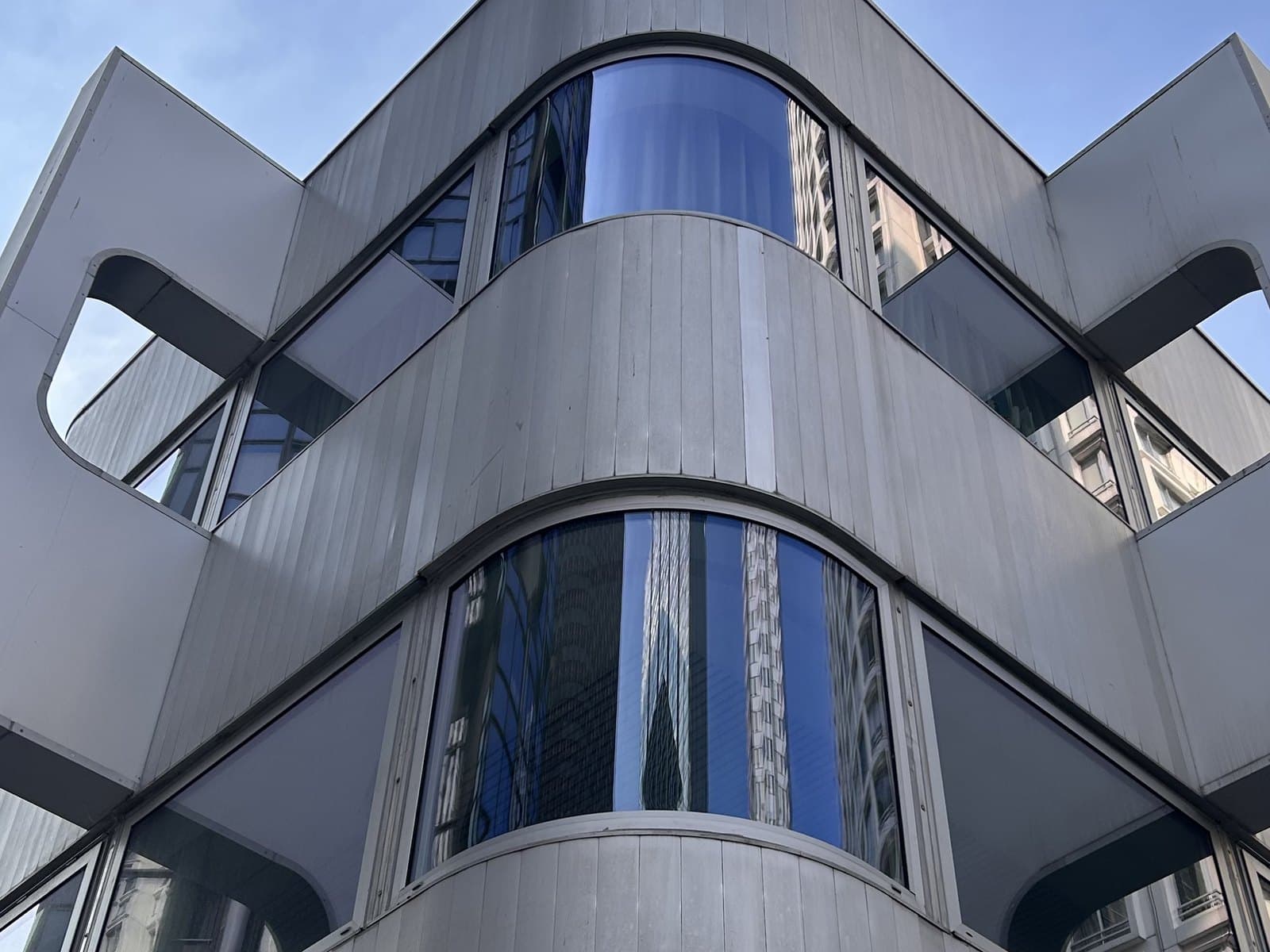 Bâtiment Orion : angles courbes en verre bombé — Paris 15e (75), dalle de Beaugrenelle